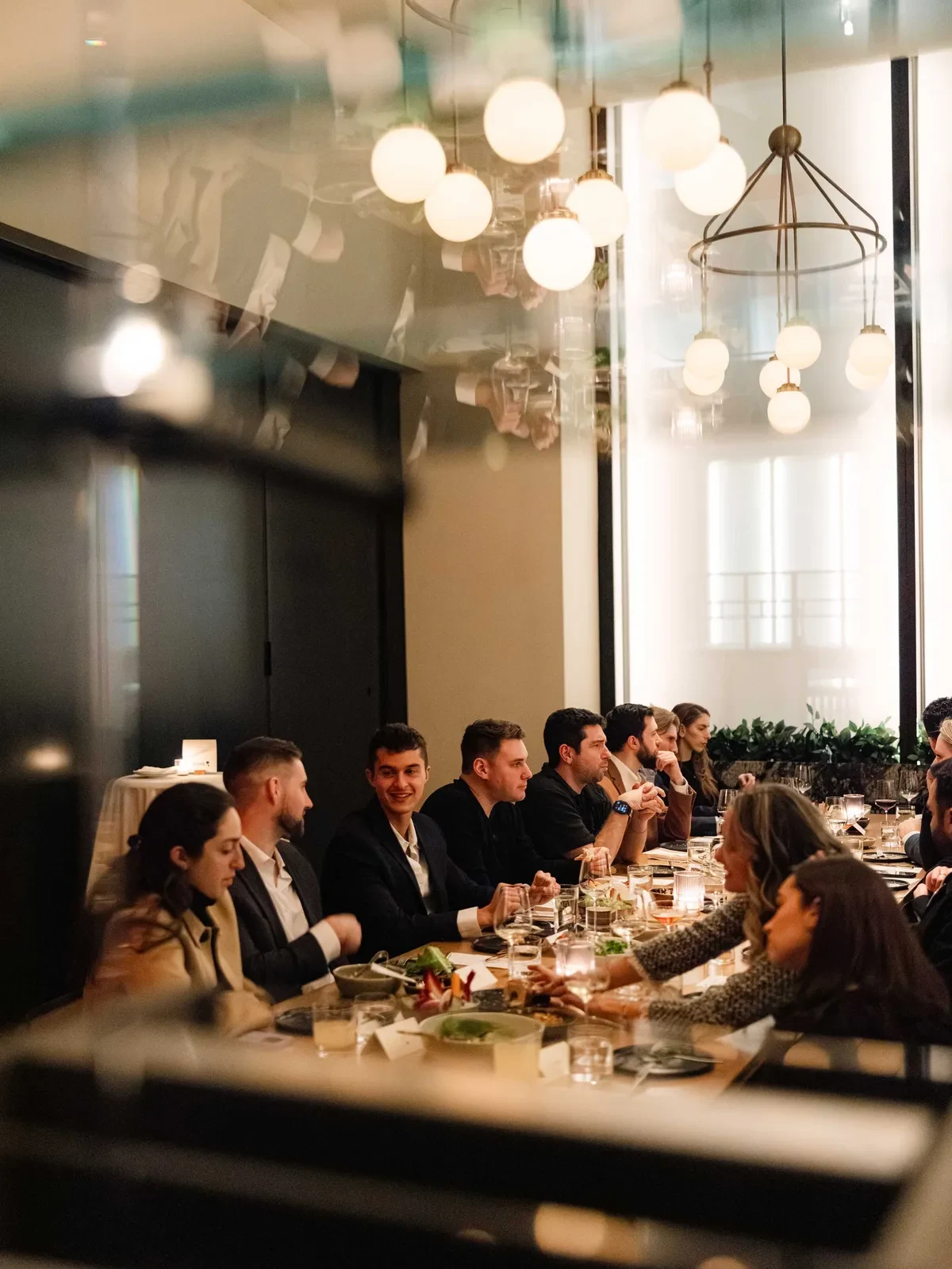 炒股App变高端：机场贵宾厅、695元年费卡，专供有钱人