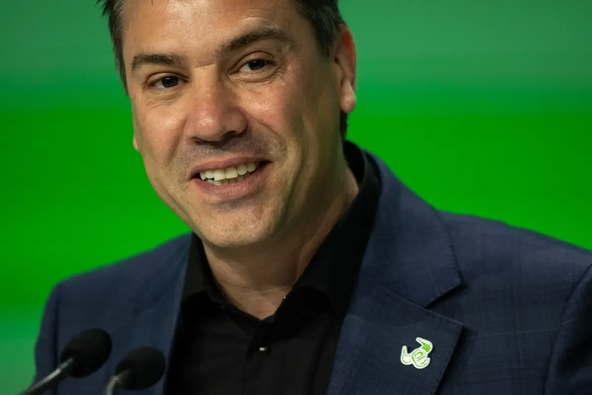 炒股App变高端：机场贵宾厅、695元年费卡，专供有钱人