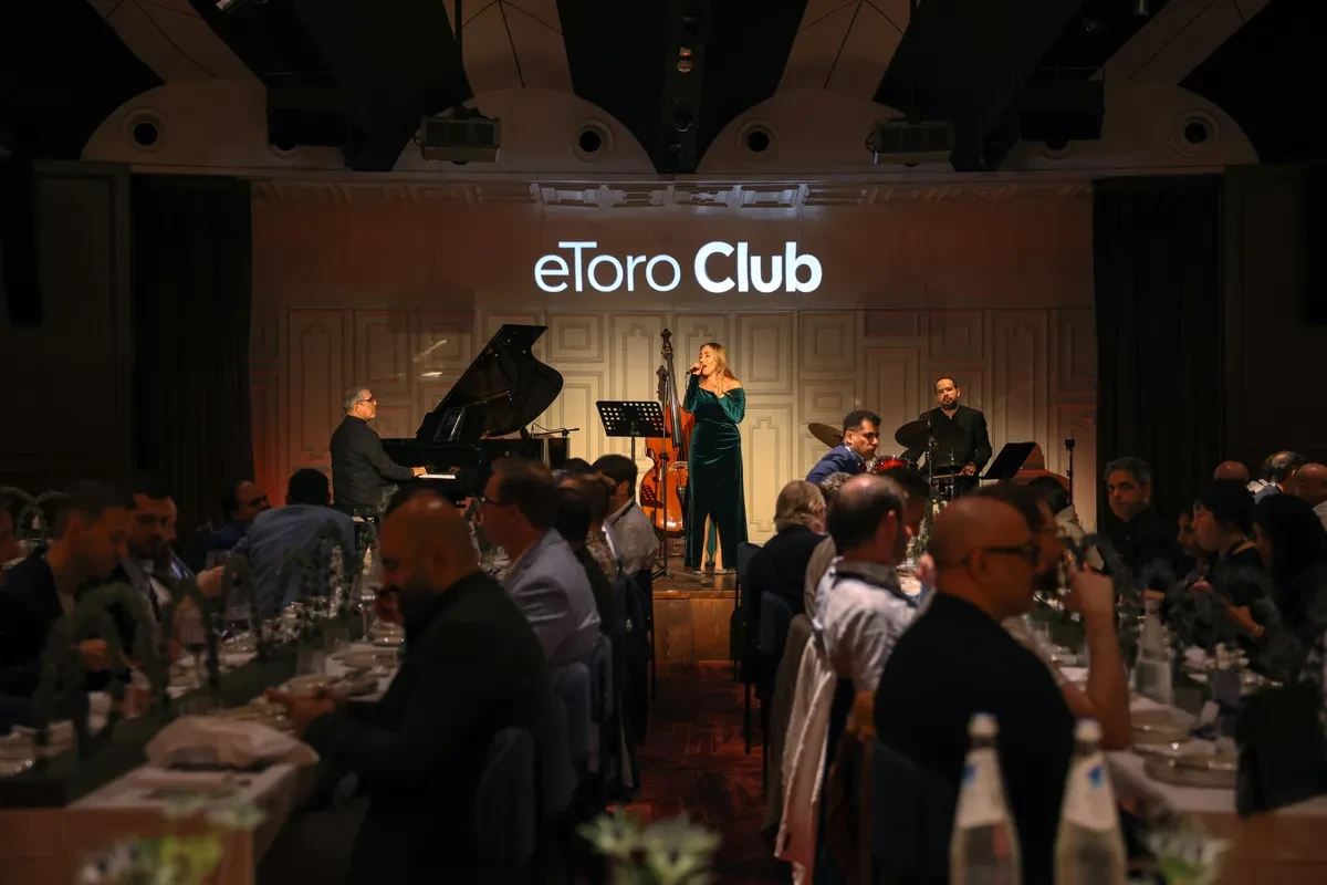 炒股App变高端：机场贵宾厅、695元年费卡，专供有钱人