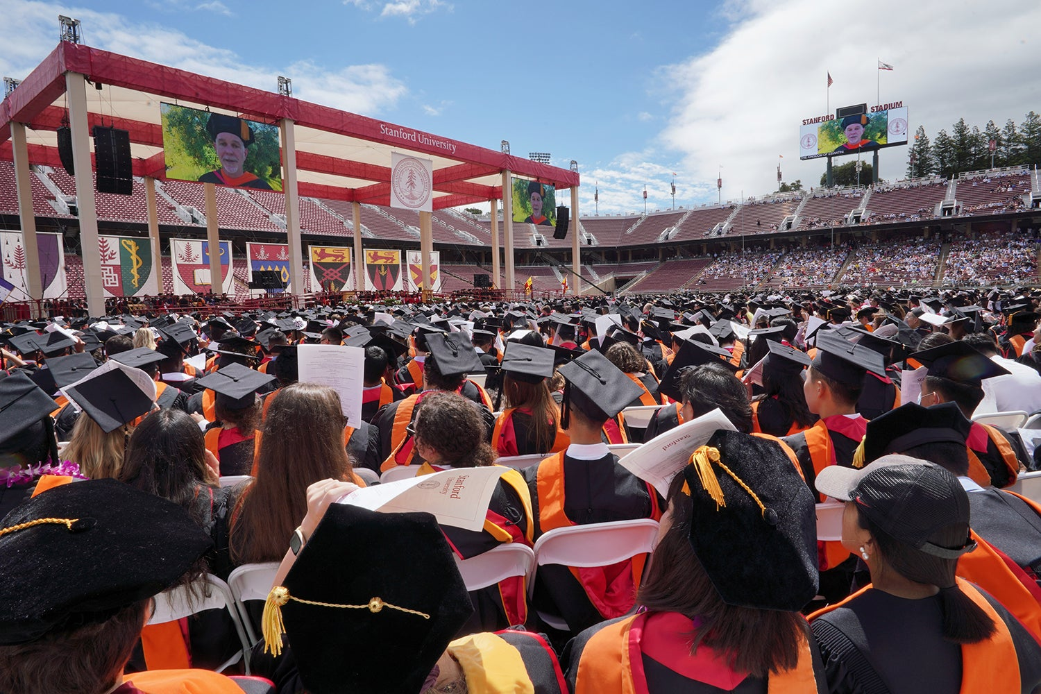 Netflix 一季度财报大赚，创始人任期届满后为何离开？